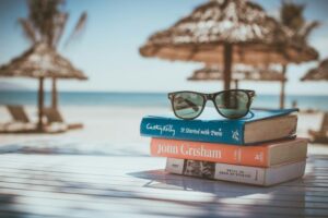 https://unsplash.com/it/foto/occhiali-da-sole-ray-ban-wayfarer-con-montatura-nera-sulla-parte-superiore-del-libro-UoqAR2pOxMo