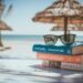 https://unsplash.com/it/foto/occhiali-da-sole-ray-ban-wayfarer-con-montatura-nera-sulla-parte-superiore-del-libro-UoqAR2pOxMo